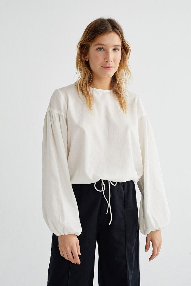 Shop boann blouse white by Thinking Mu at thegreenlabels