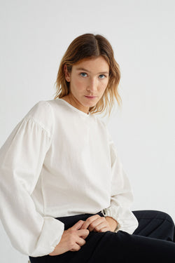 Shop boann blouse white by Thinking Mu at thegreenlabels