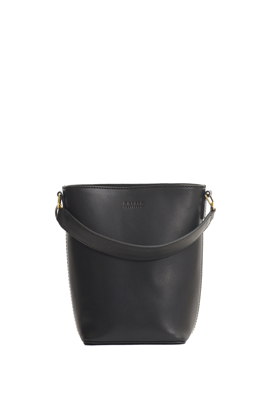 Shop bobbi bucket bag black classic leather by O My Bag at thegreenlabels