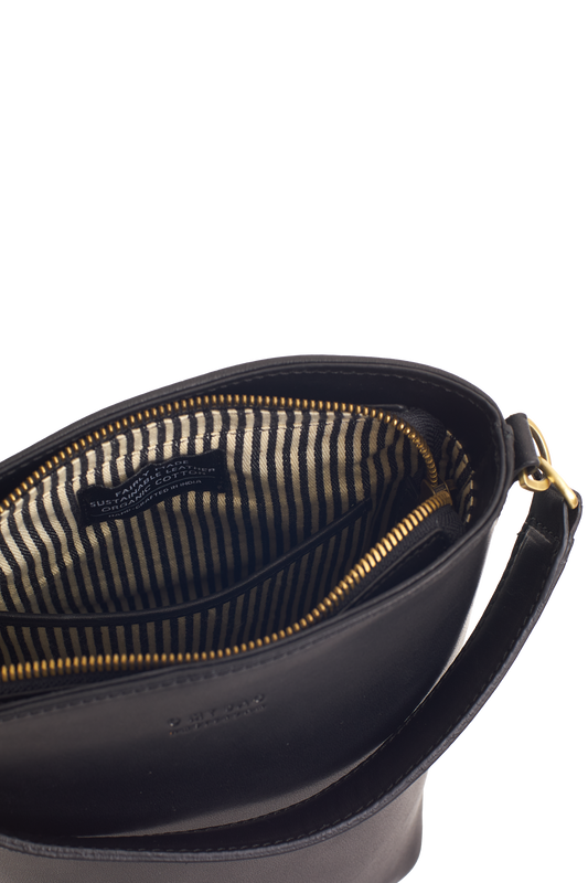 Shop bobbi bucket bag black classic leather by O My Bag at thegreenlabels