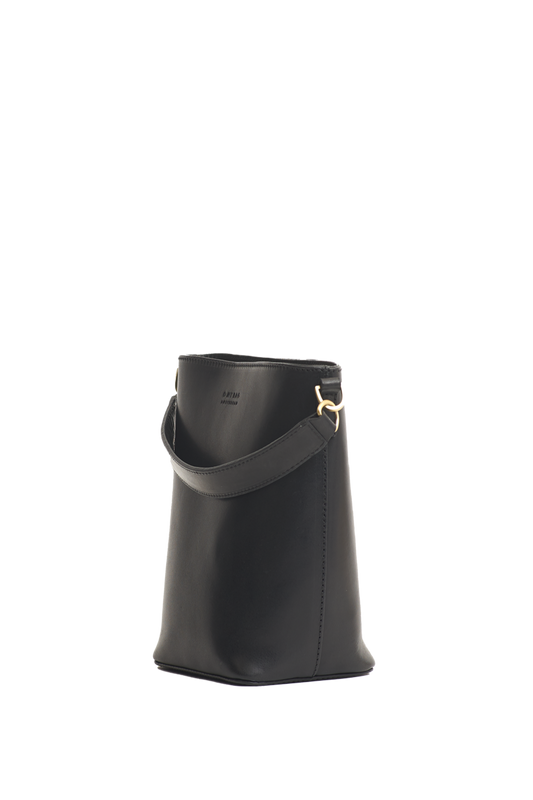 Shop bobbi bucket bag black classic leather by O My Bag at thegreenlabels