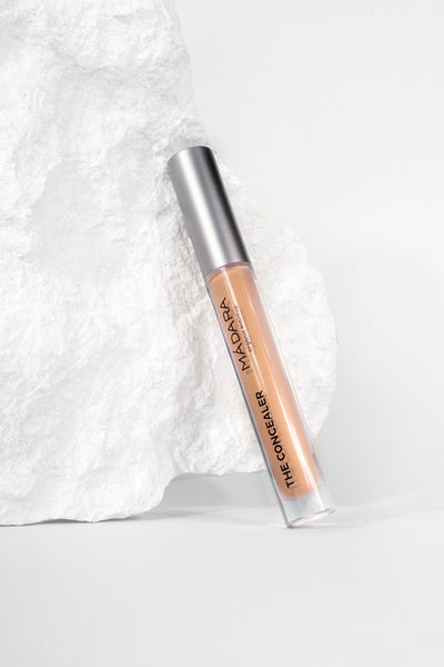 shop concealer almond by Mádara at thegreenlabels.com