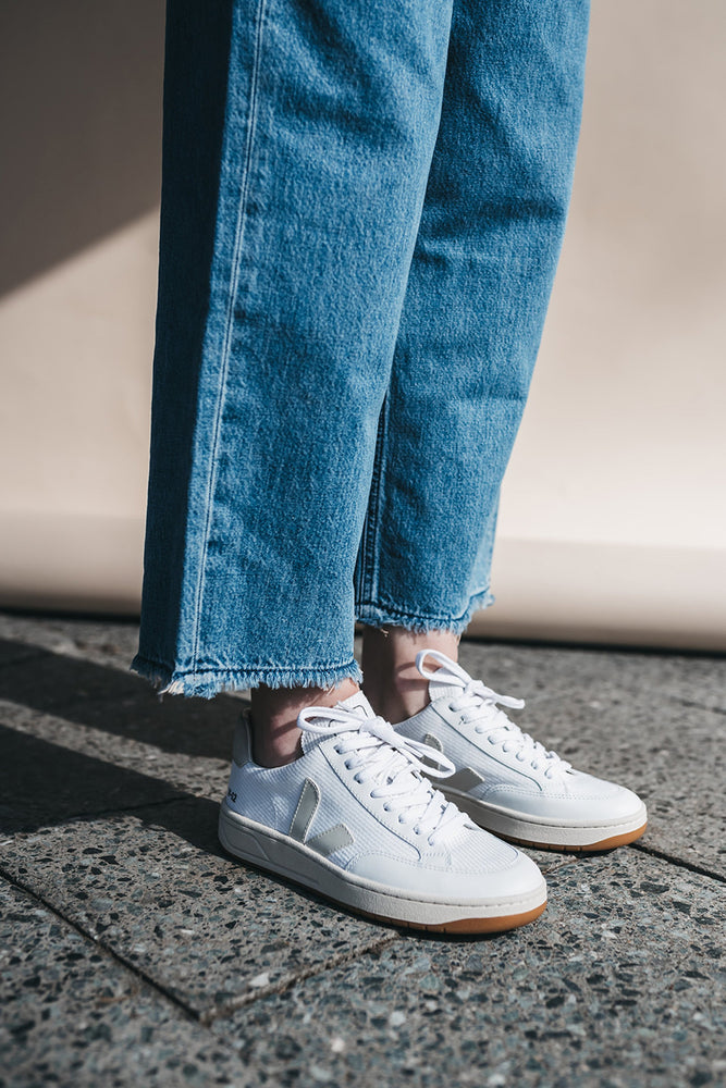 Shop v-12 sneaker bmesh white natural by Veja on thegreenlabels.com