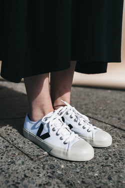 Shop wata sneaker white & black by Veja on thegreenlabels.com