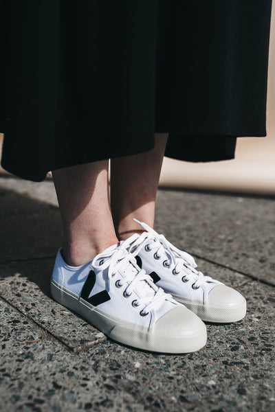 Shop wata sneaker white & black by Veja on thegreenlabels.com