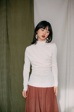 Shop drape knit top ecru by Cossac at thegreenlabels