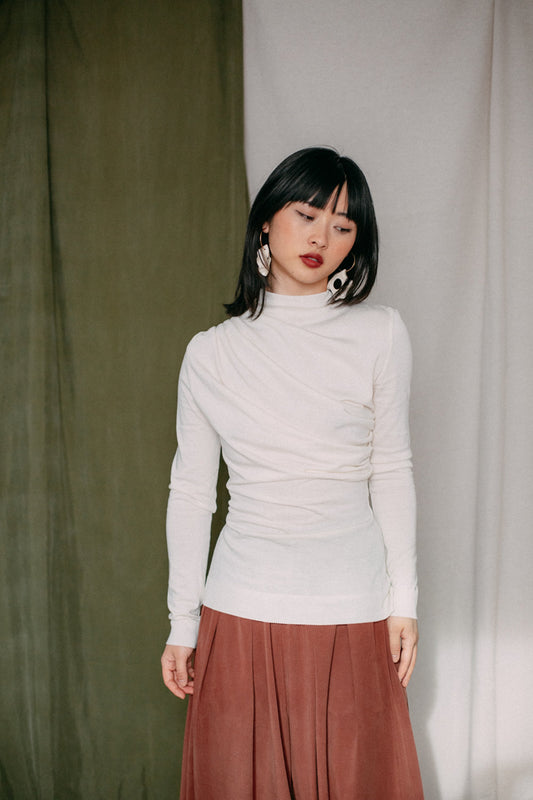 Shop drape knit top ecru by Cossac at thegreenlabels