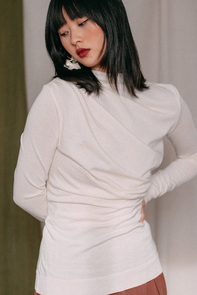 Shop drape knit top ecru by Cossac at thegreenlabels