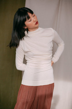 Shop drape knit top ecru by Cossac at thegreenlabels