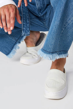 Shop alice belted jeans light marble by Kings Of Indigo on thegreenlabels.com