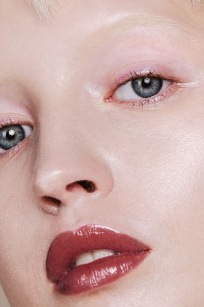 glossy venom lip gloss vegan red by Mádara on thegreenlabels.com