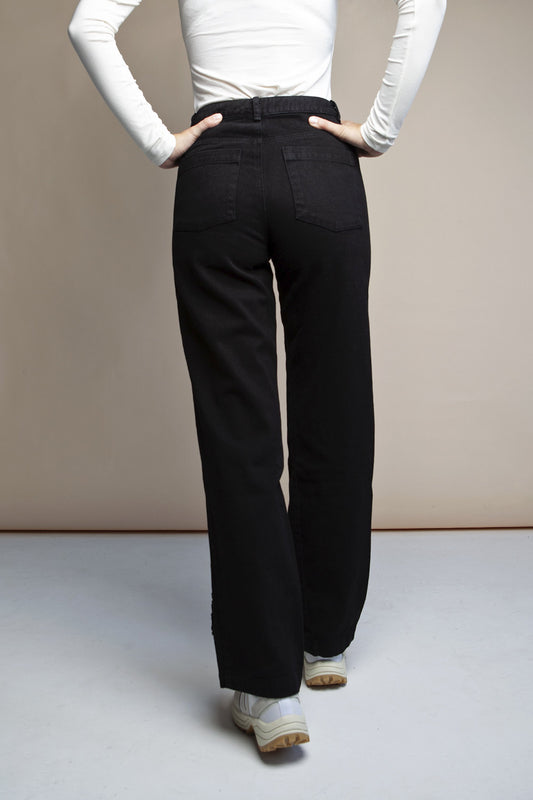 Shop berta jeans black by Signe at thegreenlabels