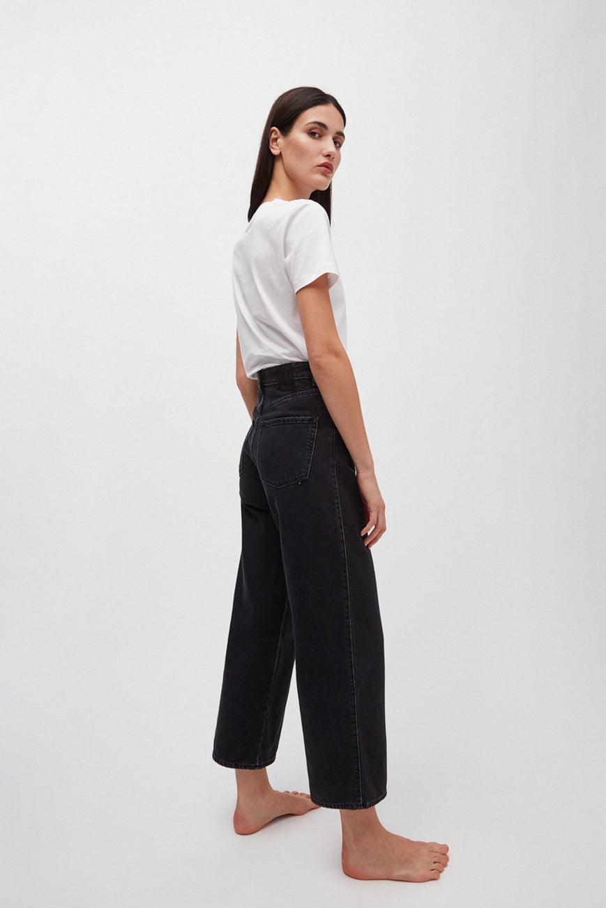 nessaa cropped denim black by Armedangels on thegreenlabels