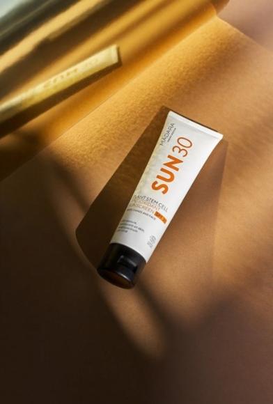 shop antioxidant body & face sunscreen SPF 30 by Mádara at thegreenlabels