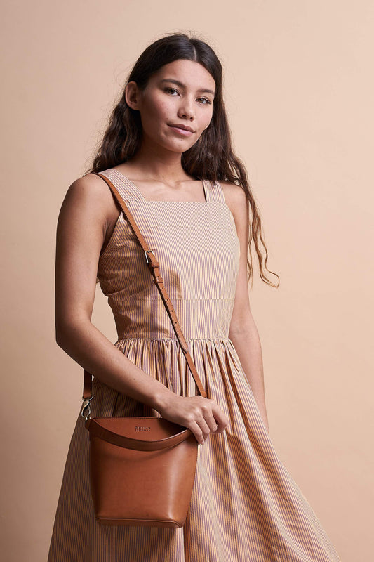 Shop bobbi bucket bag cognac classic leather by O My Bag on thegreenlabels
