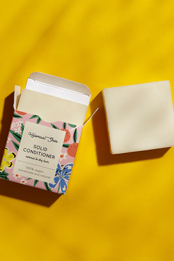 shop nourishing solid conditioner by Helemaal Shea on thegreenlabels.com