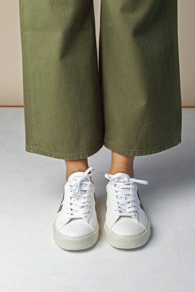 Shop campo extra white kaki by Veja at thegreenlabels