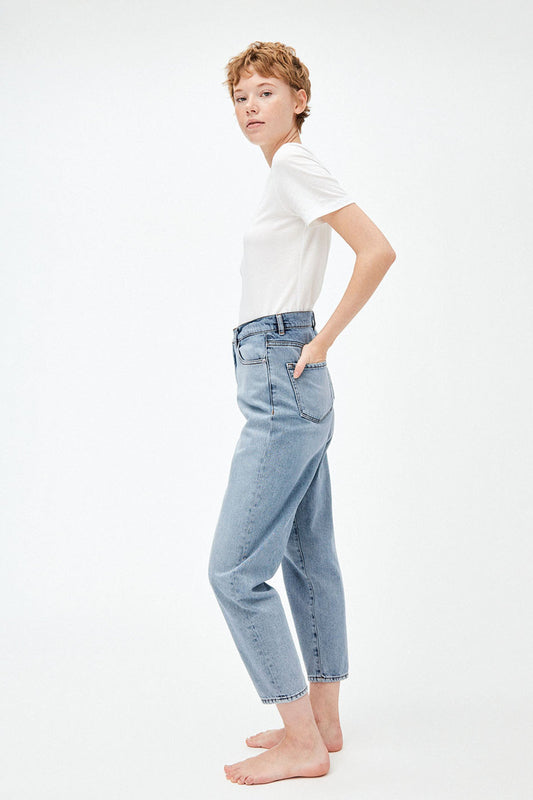 mairaa mom fit high waist jeans faded blue by ARMEDANGELS