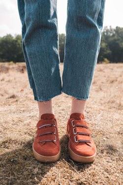 v-lock v-12 sneaker velcro suede rouille natural sole by Veja on thegreenlabels.com