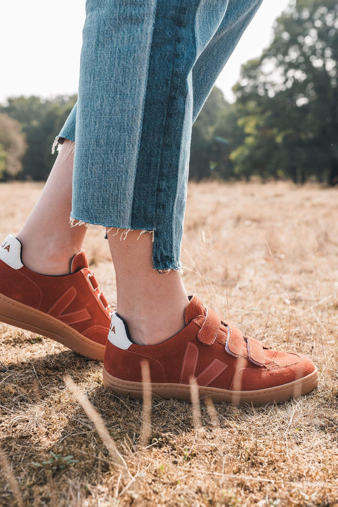 v-lock v-12 sneaker velcro suede rouille natural sole by Veja on thegreenlabels.com